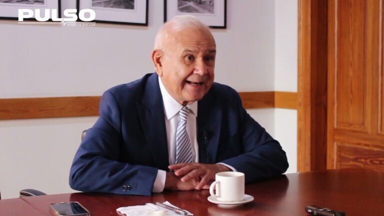 enseñarle a hablar a una piedra