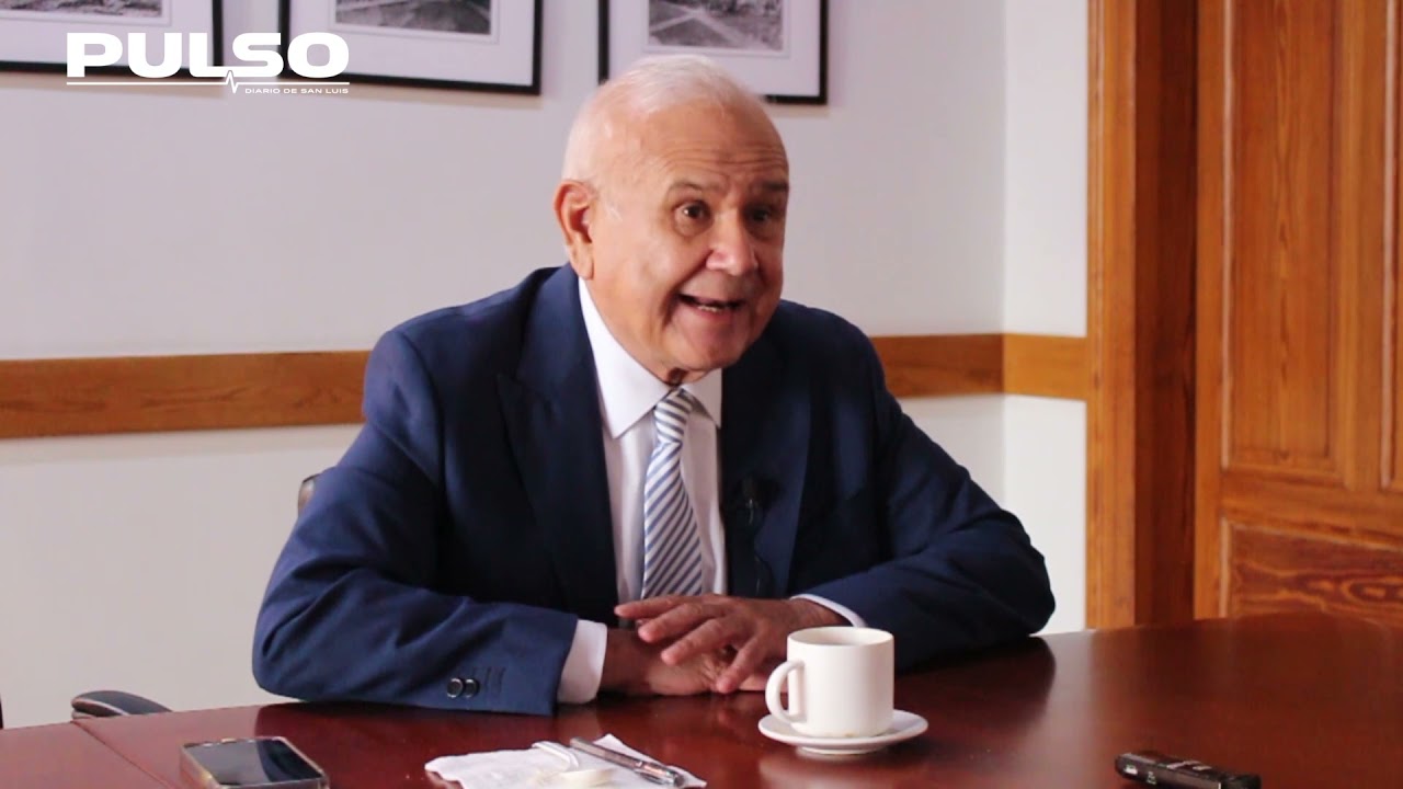 enseñarle a hablar a una piedra