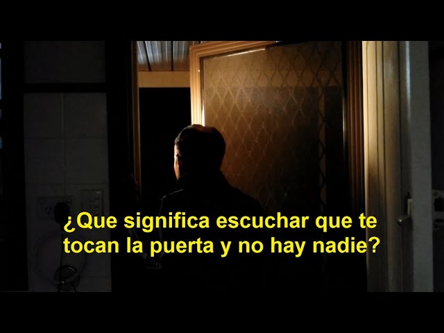 escuchar que golpean la puerta y no hay nadie