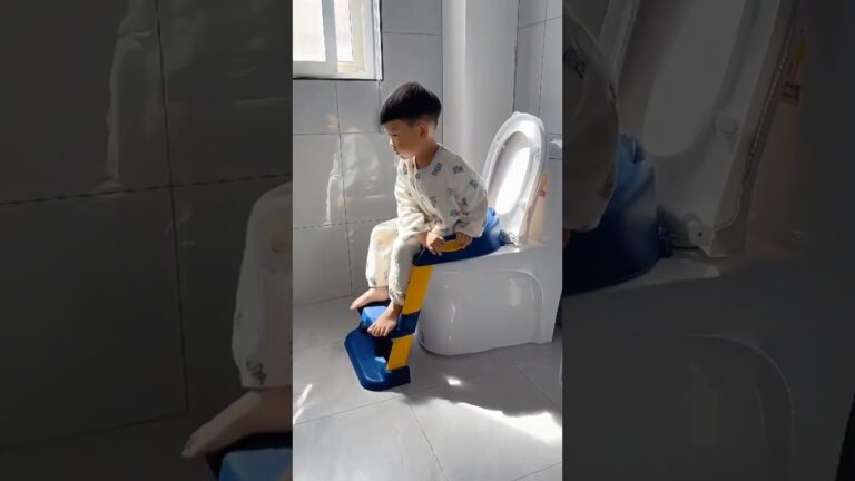 niños que juegan con sus heces