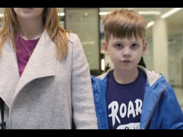 un niño autista mira la television